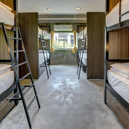 Revolution Hostel Asoke Bangkok Eksteriør billede