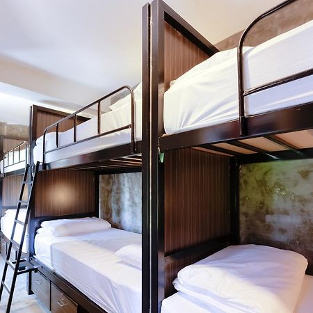 Revolution Hostel Asoke Bangkok Eksteriør billede