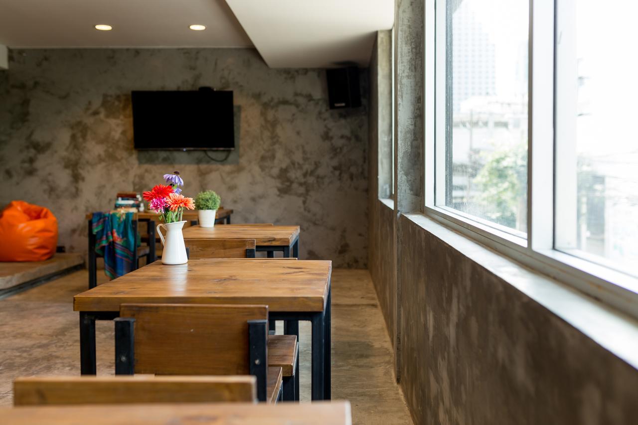 Revolution Hostel Asoke Bangkok Eksteriør billede