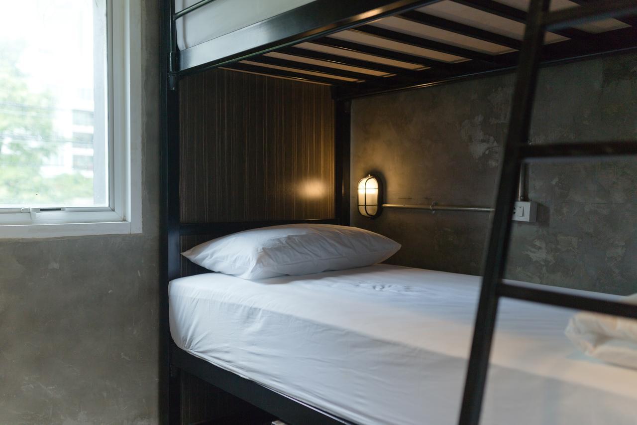 Revolution Hostel Asoke Bangkok Eksteriør billede