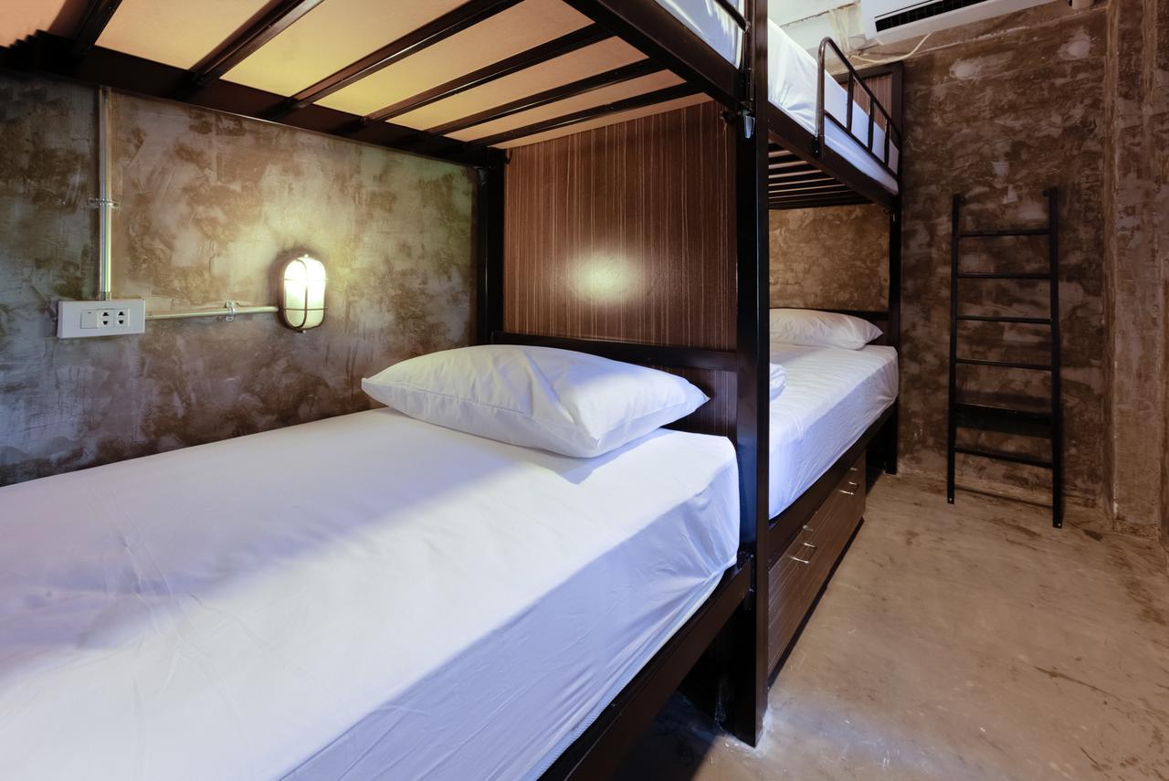 Revolution Hostel Asoke Bangkok Eksteriør billede