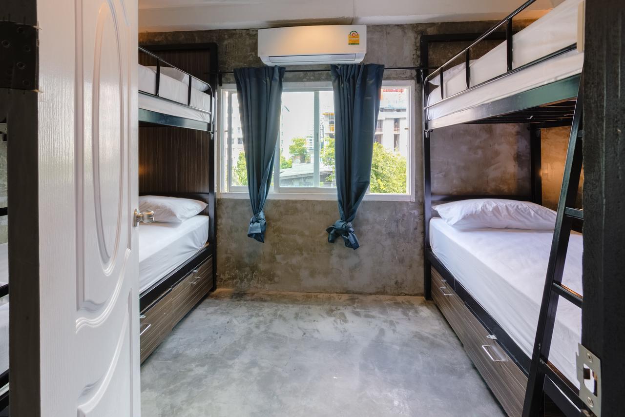 Revolution Hostel Asoke Bangkok Eksteriør billede