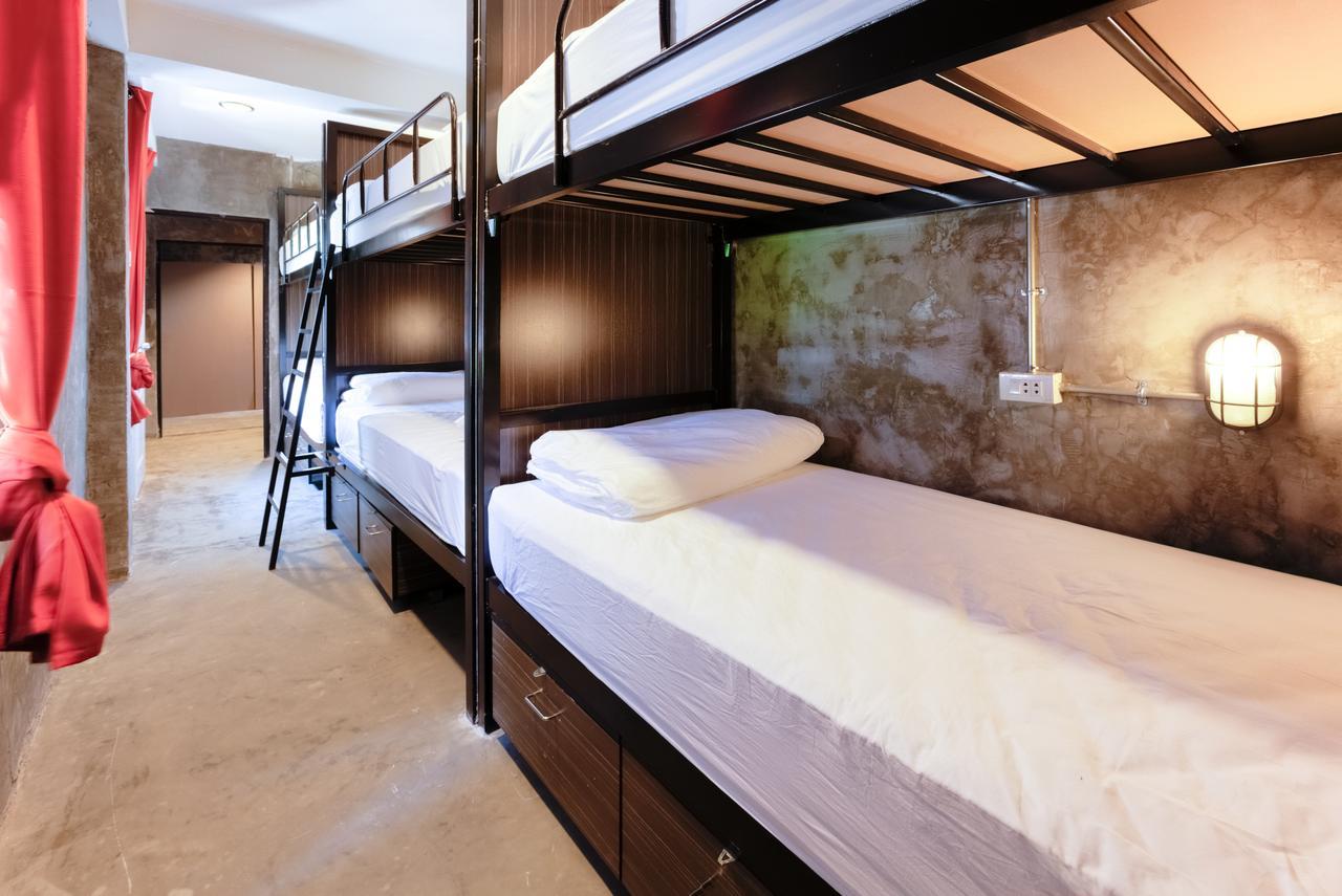 Revolution Hostel Asoke Bangkok Eksteriør billede