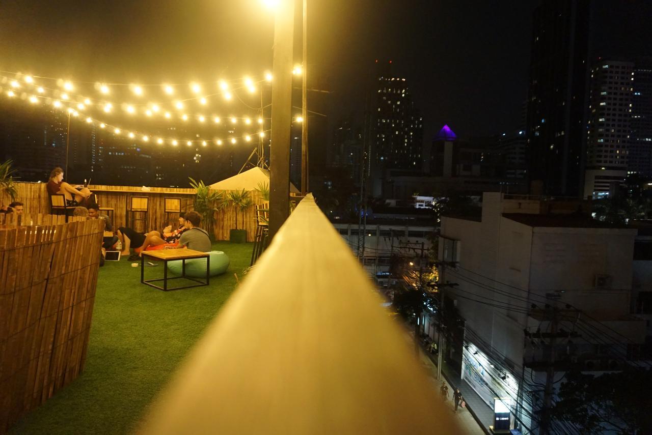 Revolution Hostel Asoke Bangkok Eksteriør billede